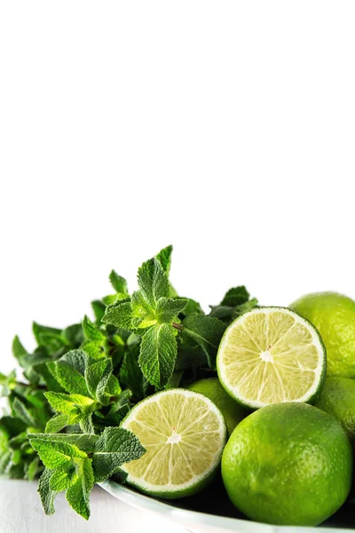 Yeşil meyve, limon ve nane kopya alanı ile beyaz bir arka plan üzerinde. Mojito yemek pişirmek için malzemeler. Yakın çekim.