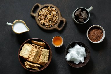 Hindistan cevizi yağı, süt ve Kudüs enginar şurubuyla vejetaryen çikolatalı salam pişirmek için gerekli malzemeler. Düz yatıyordu