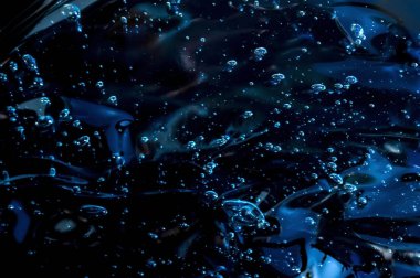 Kabarcık desenli koyu renk jel.