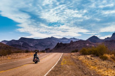 Efsanevi Route 66 otoyolda sürüş motorcu