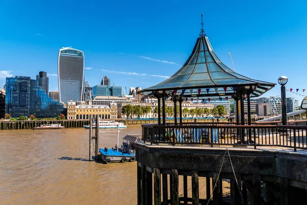 Promenad på London Bridge piren från södra stranden av thamse floden med Pavillon framme och vallen med skyskrapor i ryggen. — Stockfoto