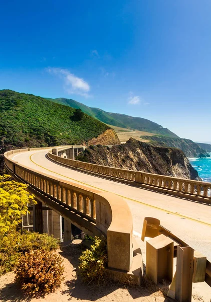 Bixby Creek Bridge on Highway #1 at the US West Coast traveling south to Los Angeles — Stock Photo, Image