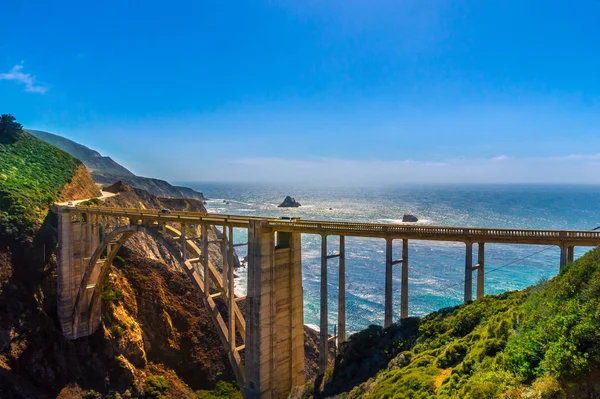 Bixby Creek Bridge on Highway #1 at the US West Coast traveling south to Los Angeles — Stock Photo, Image