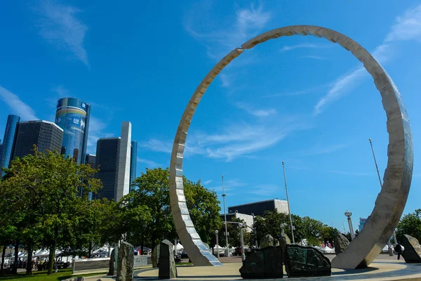 Överspeglade monumentet på Hart Plaza med Gm Renaissance Center, Rencen i Detroit, Michigan, Usa — Stockfoto