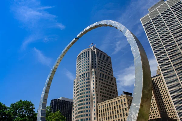 Transcendendo monumento no Hart Plaza em torno de 150 skyskraper West Jefferson em Detroit, Michigan, EUA — Fotografia de Stock