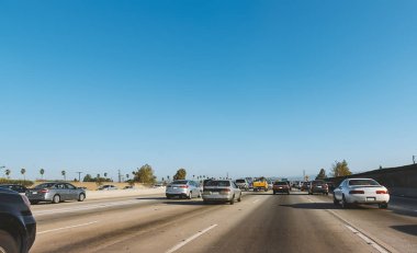 Los Angeles, Kaliforniya'da bir eyaletler arası karayolu üzerinde sürüş