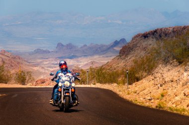 Oatman, Arizona efsanevi Route 66 karayolu üzerinde sürüş motorcu.