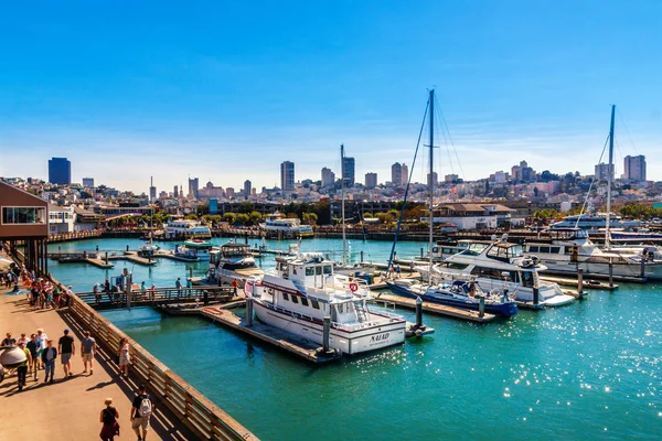 Yachts docked at Pier 39 Marina in San Francisco with city skyline in background. Pier 39 Marina features boat slips and provides guest docking and slip rental. — Stock Photo, Image