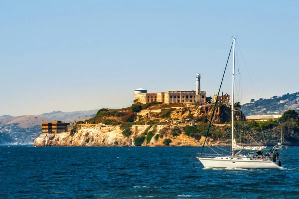 Alcatraz island with prison and yacht in San Francisco bay, California, USA — Stock Photo, Image