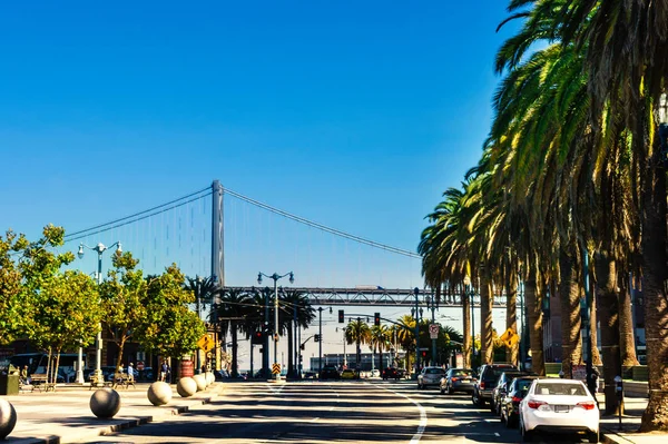 San Francisco city street. Street view from the Embarcadero plaza to the San Francisco Oakland Bay Bridge in the background — Stock Photo, Image