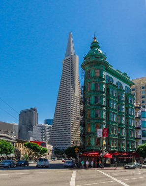 San Francisco - 20 Eylül 2015: Transamerica Piramidi ve bakır-yeşil Flatiron mimari tarzı Columbus Street Columbus kule Sentinel binada. İki belirlenen simge yapılar San Francisco