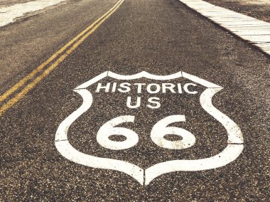 Asfalt ın Oatman, Arizona, Amerika Birleşik Devletleri tarihi bize Route 66 Otoban işareti. Resmi ABD Güney Batı Devletleri motosiklet yol yolculuk sırasında yapıldı.