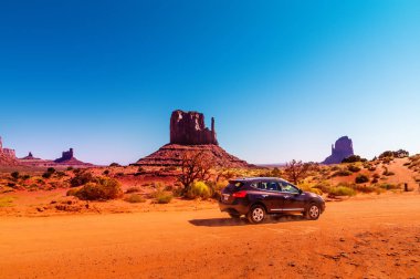 Monument Valley sürücü araç. Bir doğal toprak yolda Navajo kabile parkın içinden Arizona ve Utah kenarlığını spires, buttes ve kırmızı rock yarattıkları güzel manzaralı Vadisi sürücüdür.
