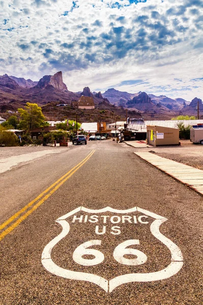 Исторический US Route 66 с дорожным знаком на асфальте и панорамным видом на Оатман, Аризона, США. Картина была сделана во время поездки на мотоцикле по юго-западным штатам США . — стоковое фото