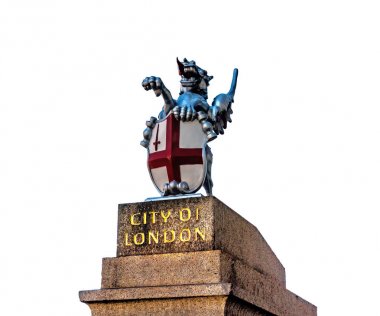 City of London Griffin beyaz arka plan üzerinde izole kaide üzerinde. Londra'da, İngiltere'de St George ejderha heykeli. İngiltere'nin sembolü.