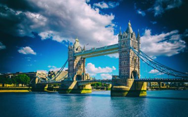 Tower Bridge, Londra, İngiltere. Köprü İngiltere'de, İngiltere'de, güneş ışığı ile resim ve yüksek kontrastlı bulutlu gökyüzü en ünlü yerlerinden biridir.