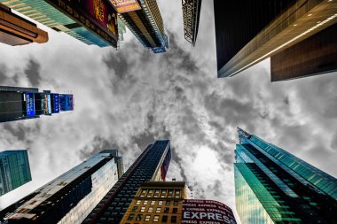 New York City - 14 Haziran 2017: NYC Times Square, yüksek yükselen gökdelenler. Yayalar ve Manhattan, Amerika'nın ikonik bir landmark için Dünya'nın en işlek yer olarak ünlü bir yerdir.