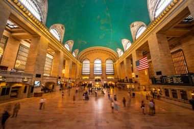 New York City - 14 Haziran 2017: görünüm, Ana Binası Grand Central Terminal istasyonu hareket birçok halklar ile içinde. Tarihi tren istasyonuna büyük ana salonunun resmini.