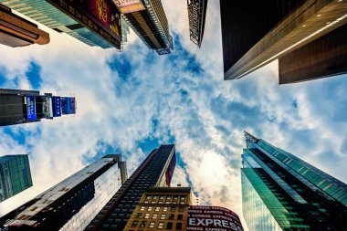 New York City - 14 Haziran 2017: NYC Times Square, yüksek yükselen gökdelenler. Yayalar ve Manhattan, Amerika'nın ikonik bir landmark için Dünya'nın en işlek yer olarak ünlü bir yerdir.