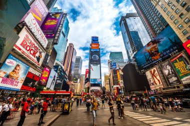 New York City - 14 Haziran 2017: Meşgul Times Square NYC. Yayalar için dünyanın en işlek yeri ve binlerce turist Manhattan için ikonik bir dönüm noktası olarak ünlü bir yerdir.