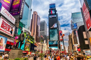 New York City - 14 Haziran 2017: Meşgul Times Square NYC. Yayalar için dünyanın en işlek yeri ve binlerce turist Manhattan için ikonik bir dönüm noktası olarak ünlü bir yerdir.