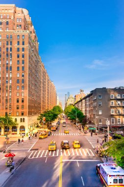 Manhattan, New York City - 14 Haziran 2017: Nyc kavşak meşgul insanlar, arabalar ve sarı taksiler ile kalabalık. İkonik trafik ve günlük sokak iş kentsel bakmak ve yaya geçitleri.