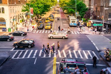 Manhattan, New York City - 14 Haziran 2017: Nyc kavşak meşgul insanlar, arabalar ve sarı taksiler ile kalabalık. İkonik trafik ve günlük sokak iş kentsel bakmak ve yaya geçitleri.