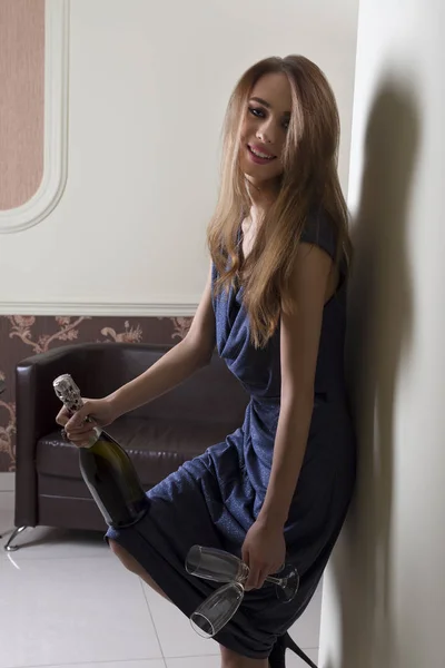 Menina feliz com champanhe e flauta Imagens De Bancos De Imagens Sem Royalties