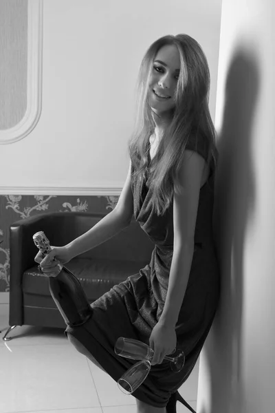 Menina feliz com champanhe e flauta em preto e branco Fotos De Bancos De Imagens