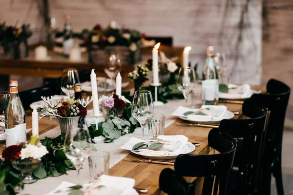 Tavola festiva servita per matrimonio o compleanno. Belle posate, candele, sedie di lusso e tavolo. Elegante tavolo da pranzo. Concetto di festa e celebrazione. Evento splendidamente organizzato . — Foto Stock