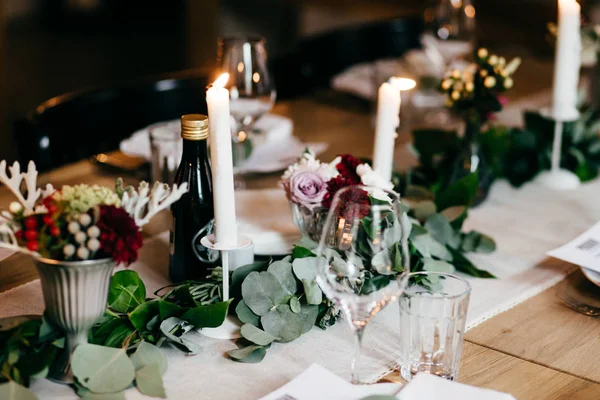 Táblázat szolgált a násznép. Gyertyák, dekoráció, evőeszközök és ünnepi asztalra italok. Esküvői asztalra díszített virágok és gyertyák. Tábla beállítása, szelektív összpontosít — Stock Fotó
