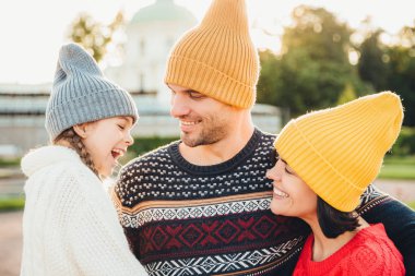 Kişi, hoş duygular ve mutluluk kavramı. Mutlu anne ve onların küçük adorble kız birlik, beraberlik zevk ve atmosfer açık havada sakin, rahat hissediyorum, hoş gülümseme