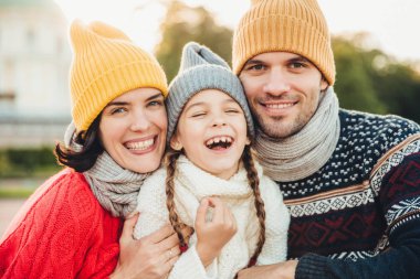 Harika zaman ailesi ile olduğu gibi komik çok memnun küçük çocuk gülüyor. Salıncakta vakit geçirdikten sonra iyi bir ruh hali olan küçük kızları yakınındaki sevgi veliler hazır. Heyecan kavramı