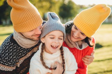 Çok güzel komik küçük çocuk, büyük bir sevgi ile yüzüne, serbest zaman birlikte geçirmekten keyif, güzel doğası ve temiz hava hayranım veliler ile eğlenceli vardır. İnsanlar, mutluluk ve çocukluk kavramı