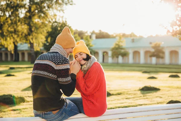 Gente, relaciones, unión y concepto de amor. Hermosa mujer cierra los ojos con el disfrute como sostiene las manos del novio, tener relaciones románticas, disfrutar de cada minuto de pasar juntos — Foto de Stock