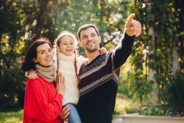 Yatay sevgi dolu aile portresi serbest zaman geçirdiyseniz, sakin atmosferi tadını çıkarın. Sevgi dolu aile küçük çocukları ile oynamak, açık havada bir hafta sonu geçirmek. İlişki kavramı.