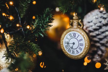 Resmi bir şekilde dekore edilmiş yeni yıl ya da çelenk ve baubles ile Noel ağacı. Dekorasyon saat şeklinde başlangıç yeni yıl sembolize ediyor. Tatil, kutlama, kış konsepti.