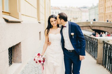 Sakallı sevgi yakışıklı damat gelecekteki eşi öper. Güzel esmer gelin güzel elbise giyer ve bouquete tutar, Köprüsü'nde sevgilisiyle yürüyüşü vardır. Evlilik ve kutlama kavramı