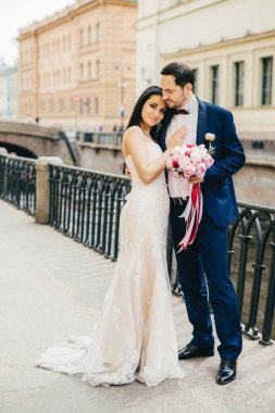 İnsanlar, mutluluk ve kutlama kavramı. Güzel genç çift aşık köprüde birbirinize sarılın, model ilişkiler var, onların düğün kutlamak. Karı ve koca özel durum var