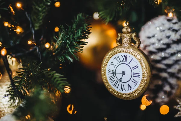 Imagen de Año Nuevo decorado o árbol de Navidad con guirnaldas y adornos. La decoración en forma de reloj simboliza el comienzo del nuevo año. Vacaciones, celebración, concepto de invierno . —  Fotos de Stock