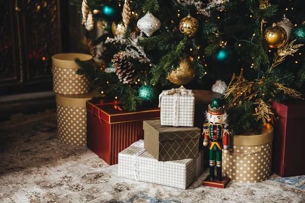 Освячене новорічне дерево і багато подарунків під ним. Різдвяне дерево з багатьма прикрасами. Ідея поштових листівок. Свято Різдва і Новий рік. Концепція свята. — стокове фото
