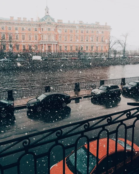 Zimowe snowsrotm w starożytnym mieście. Widok z mostu. Piękne stare bilduing w tle. Zajęty miasto w sezonie zimowym. Widok na miasto. Obraz na zewnątrz. Śniegu. — Zdjęcie stockowe