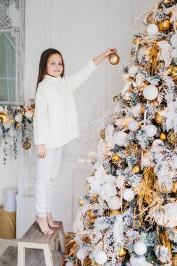 Noel ağacı süsleyen kız