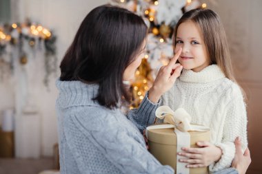 Aile birlikte vakit geçiriyor.