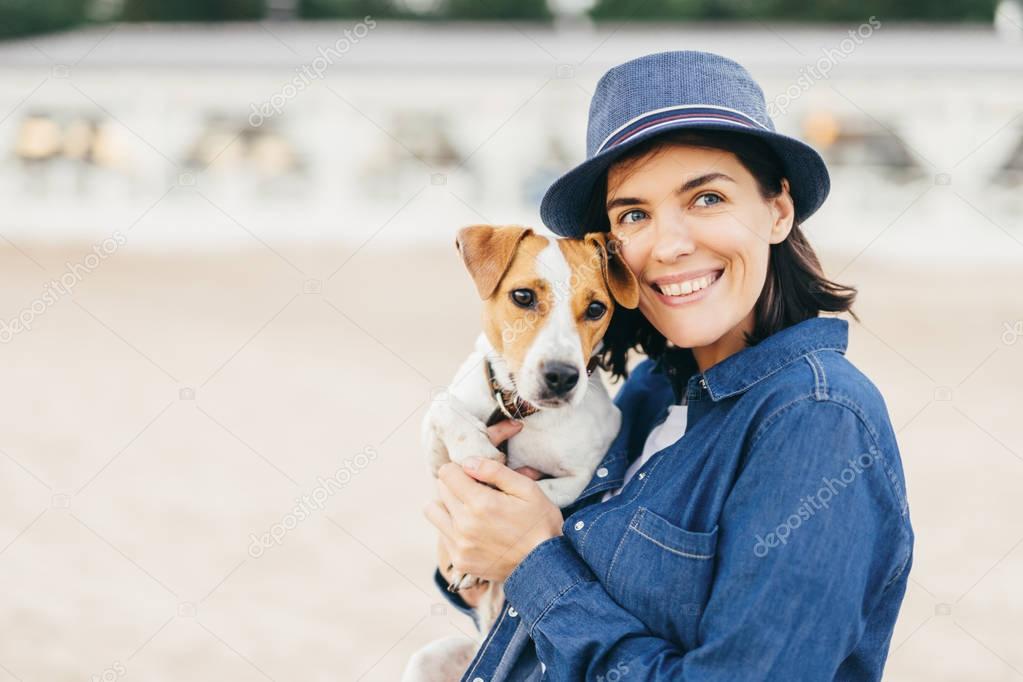 Woman holds puppy on hands