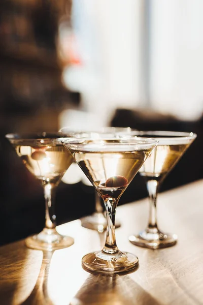Blanke glass fylt med glødende cocktails – stockfoto