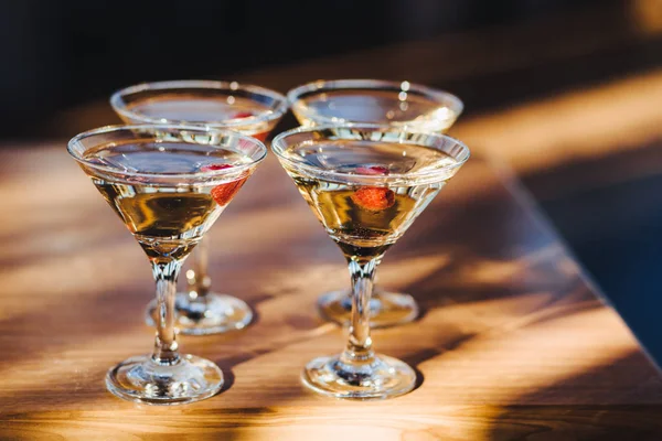 Blanke drikker i cocktailglass – stockfoto