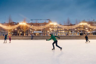 Erkek winte içinde yer alan sportif etkin açık portre sakallı
