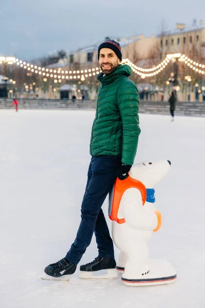 Portrait of cheerful bearded male stands near skate aid, going t — Stock Photo, Image