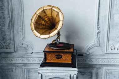 Eski ahşap duvar karşı eski plak çalar. Retro plaka ile antika gramofon hoş ses veya müzik üretir. Stereo sistemi. Devrim ve ses teknolojisi kavramı